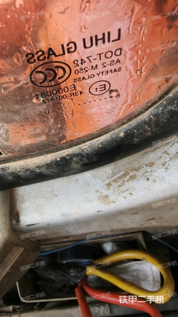 行走控制手柄和踏板 俯拍(驾驶室部分) 行走控制手柄和踏板 俯拍(驾驶室部分)