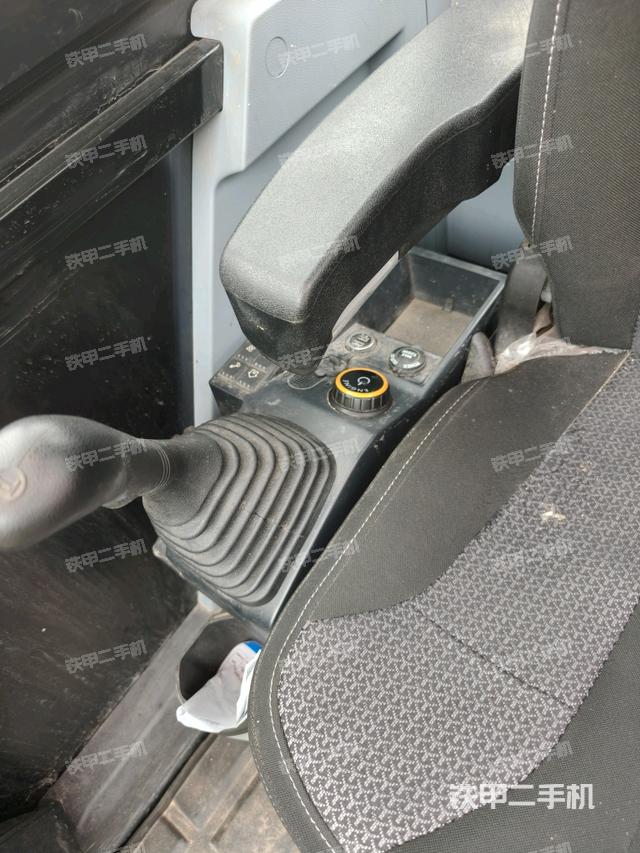 座椅右側(cè)控制臺/鑰匙門/油門/含右手柄（駕駛室部分）