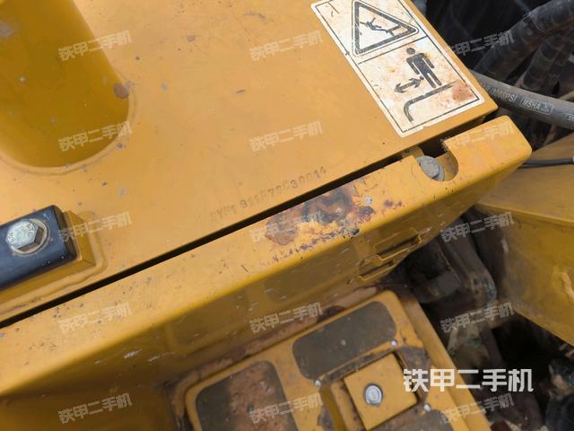 转盘和下车架正前(工作和回转装置) 转盘和下车架正前(工作和回转装置)