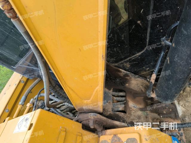 小臂整体右前(工作和回转装置) 小臂整体右前(工作和回转装置)