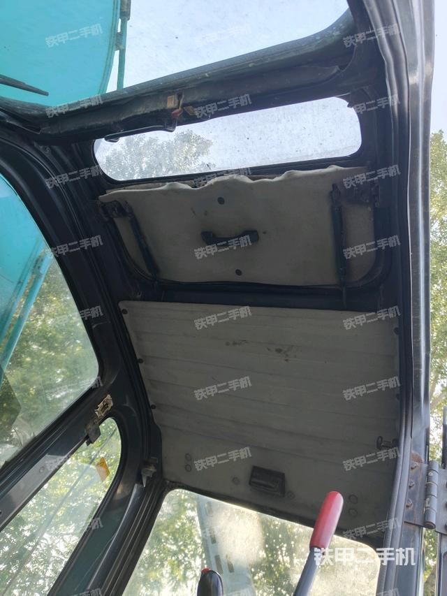 駕駛室頂部(整機(jī)外觀) 駕駛室頂部(整機(jī)外觀)