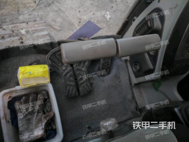 行走控制手柄和踏板?俯拍(駕駛室部分) 行走控制手柄和踏板?俯拍(駕駛室部分)
