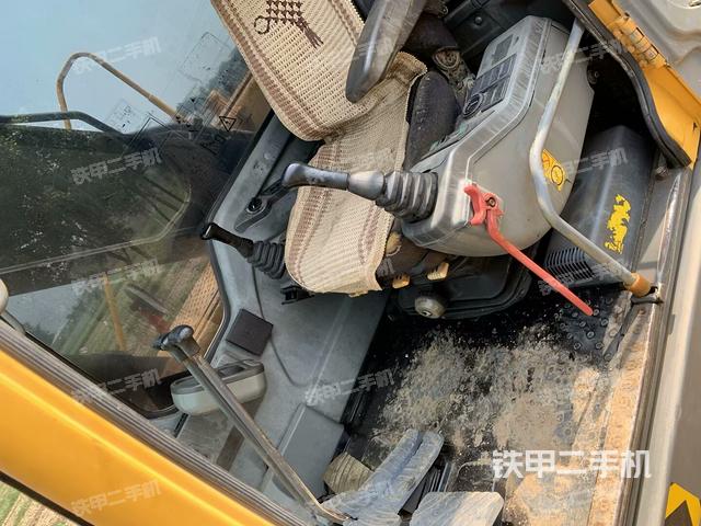 駕駛室整體(整機(jī)外觀) 駕駛室整體(整機(jī)外觀)