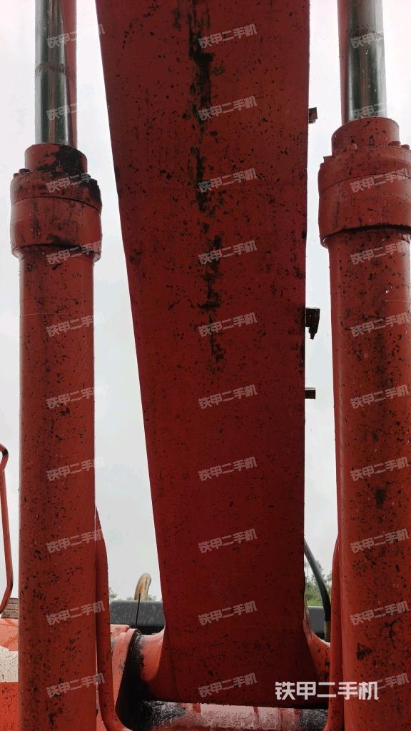 大臂油缸整体 竖拍(工作和回转装置) 大臂油缸整体 竖拍(工作和回转装置)