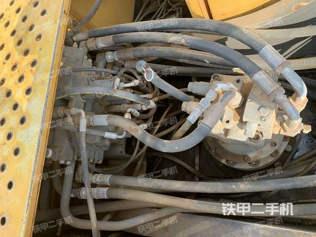 回轉(zhuǎn)馬達(dá)和主控閥(整機(jī)外觀) 回轉(zhuǎn)馬達(dá)和主控閥(整機(jī)外觀)