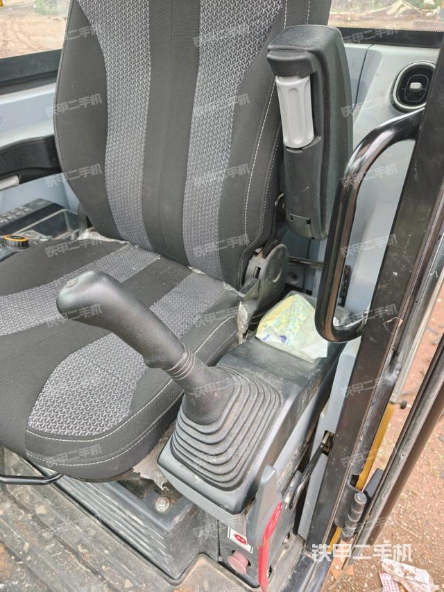 座椅左側(cè)控制臺/音響/含左手柄（駕駛室部分）