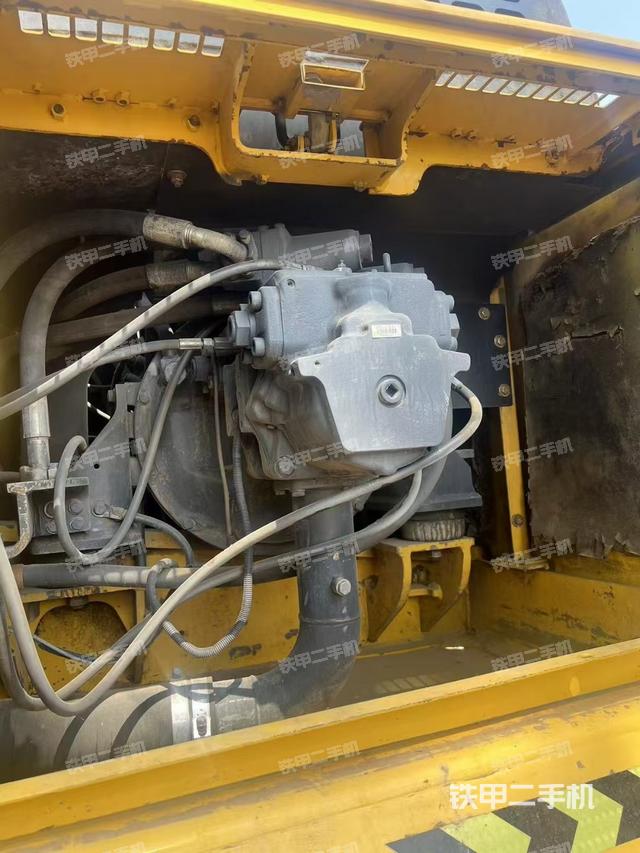 液壓泵艙室正面整體(整機(jī)外觀) 液壓泵艙室正面整體(整機(jī)外觀)