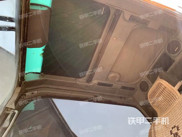 駕駛室頂部(整機(jī)外觀) 駕駛室頂部(整機(jī)外觀)