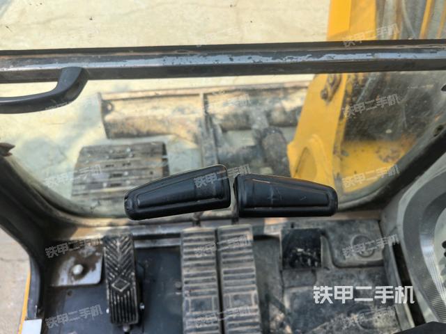 行走控制手柄和踏板?俯拍(駕駛室部分) 行走控制手柄和踏板?俯拍(駕駛室部分)