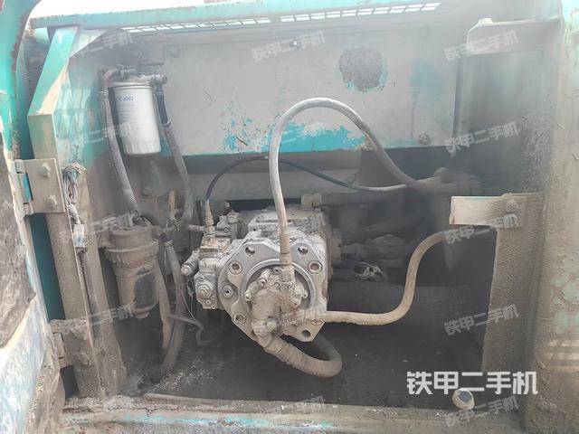 液壓泵艙室正面整體(整機外觀) 液壓泵艙室正面整體(整機外觀)