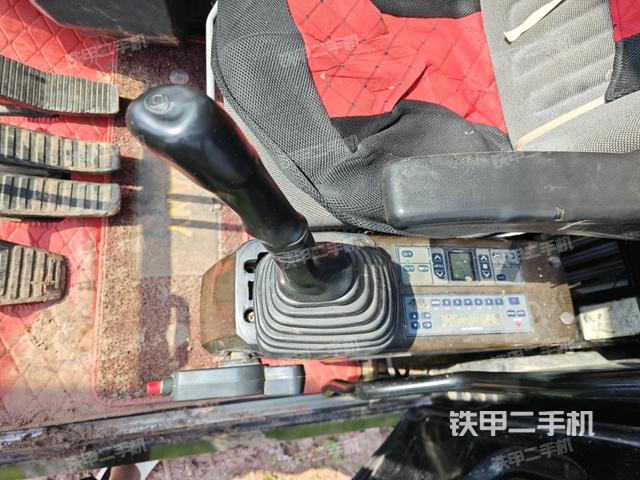 座椅左侧控制台/音响/含左手柄(驾驶室部分) 座椅左侧控制台/音响/含左手柄(驾驶室部分)