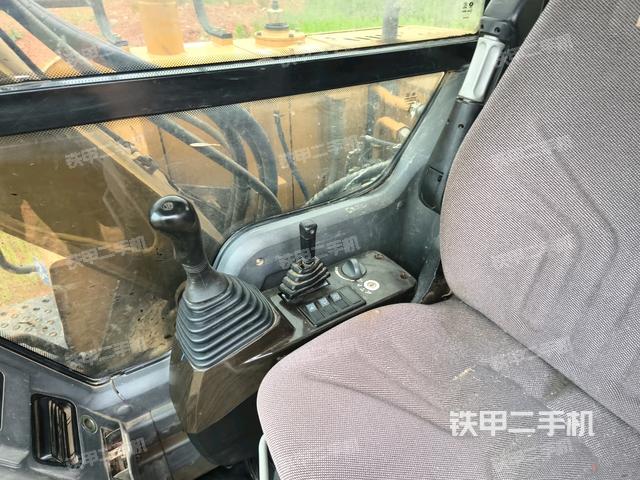 行走控制手柄和踏板 俯拍(驾驶室部分) 行走控制手柄和踏板 俯拍(驾驶室部分)