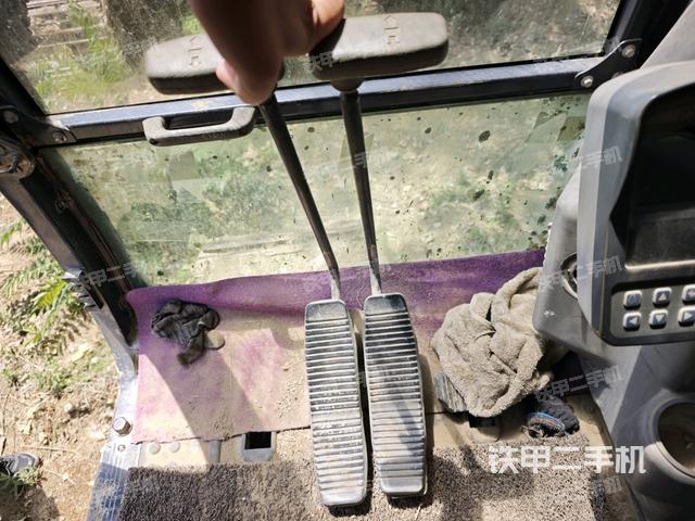 行走控制手柄和踏板?俯拍（駕駛室部分）