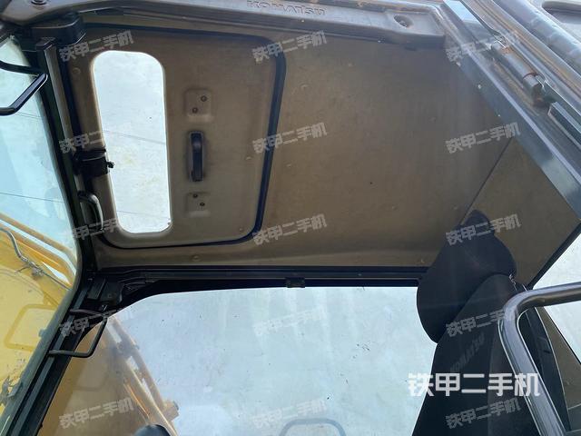 行走控制手柄和踏板 俯拍(驾驶室部分) 行走控制手柄和踏板 俯拍(驾驶室部分)