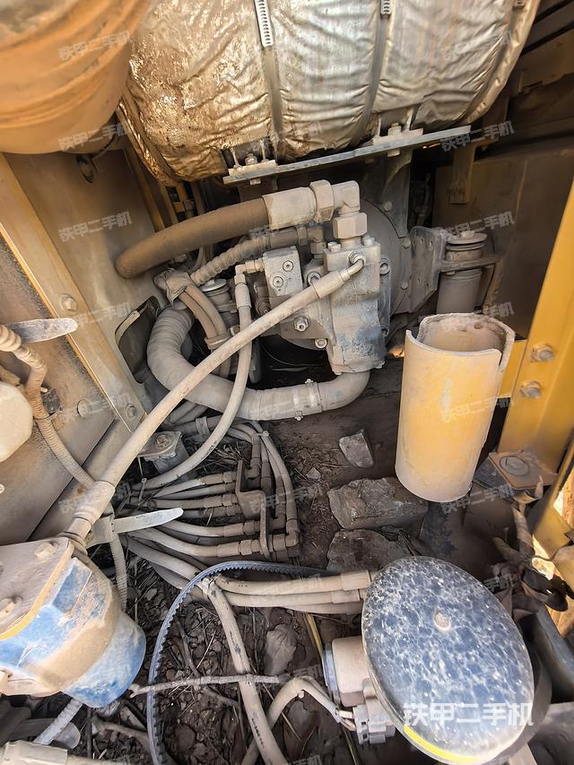 液壓泵艙室正面整體(整機外觀) 液壓泵艙室正面整體(整機外觀)