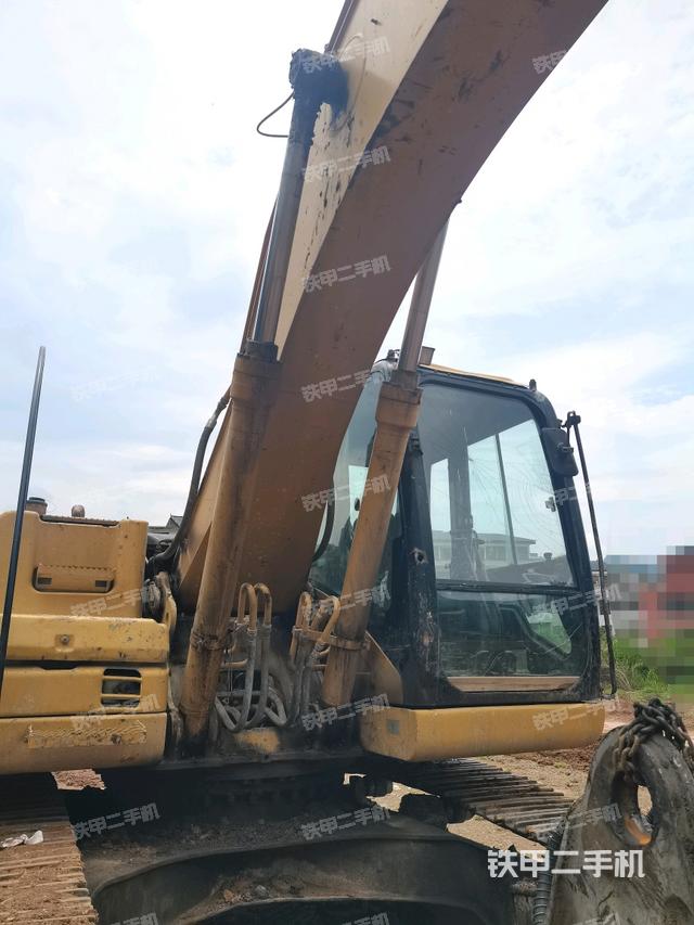 大臂油缸整体 竖拍(工作和回转装置) 大臂油缸整体 竖拍(工作和回转装置)