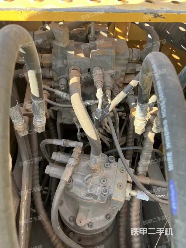 回轉(zhuǎn)馬達(dá)和主控閥(整機(jī)外觀) 回轉(zhuǎn)馬達(dá)和主控閥(整機(jī)外觀)