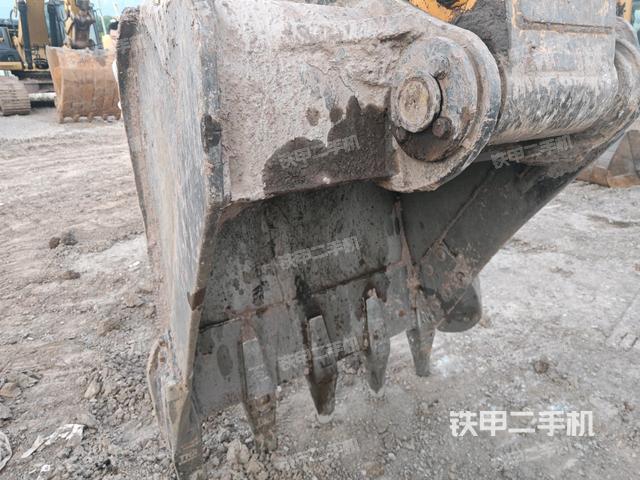 鏟斗右后整體(工作和回轉(zhuǎn)裝置) 鏟斗右后整體(工作和回轉(zhuǎn)裝置)