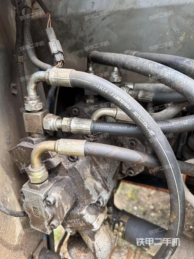 液压泵舱室正面整体(整机外观) 液压泵舱室正面整体(整机外观)