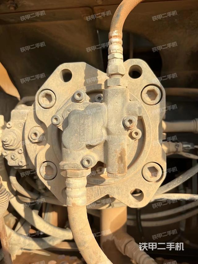 液压泵舱室正面整体（整机外观）