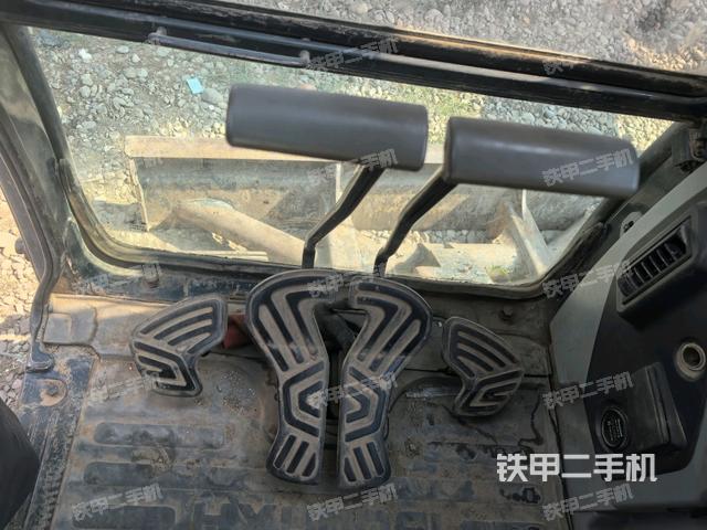 行走控制手柄和踏板?俯拍(駕駛室部分) 行走控制手柄和踏板?俯拍(駕駛室部分)