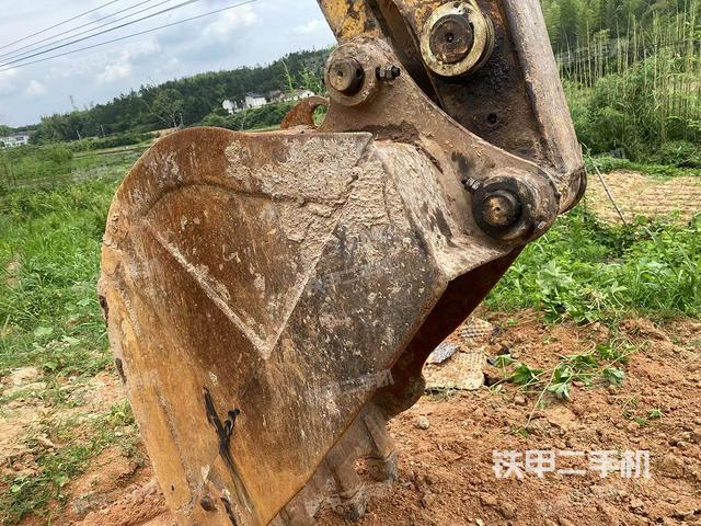 小臂整体左后(工作和回转装置) 小臂整体左后(工作和回转装置)