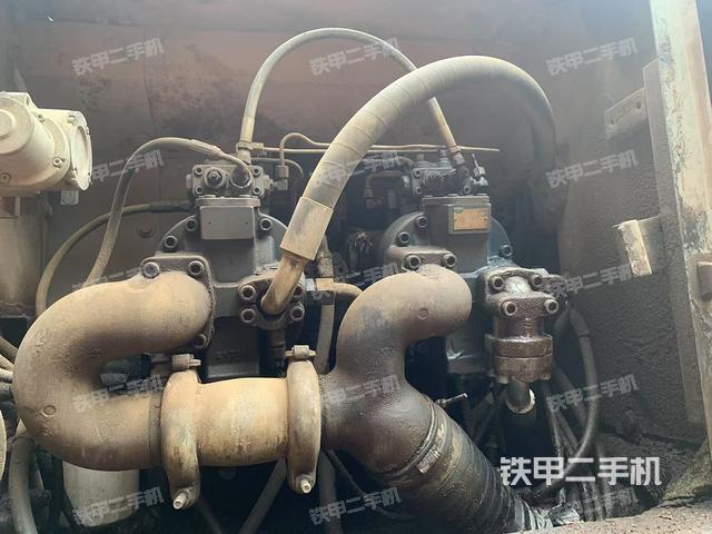 液壓泵艙室正面整體(整機(jī)外觀) 液壓泵艙室正面整體(整機(jī)外觀)