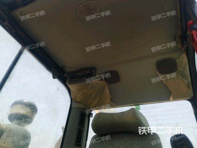 駕駛室頂部(整機(jī)外觀) 駕駛室頂部(整機(jī)外觀)