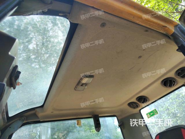 駕駛室頂部(整機(jī)外觀) 駕駛室頂部(整機(jī)外觀)