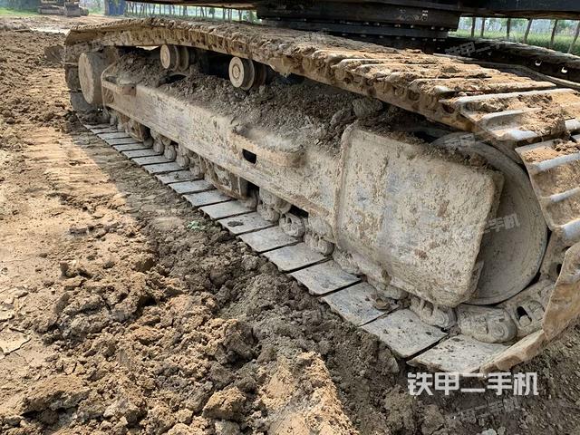 單側(cè)履帶整體(整機(jī)外觀) 單側(cè)履帶整體(整機(jī)外觀)