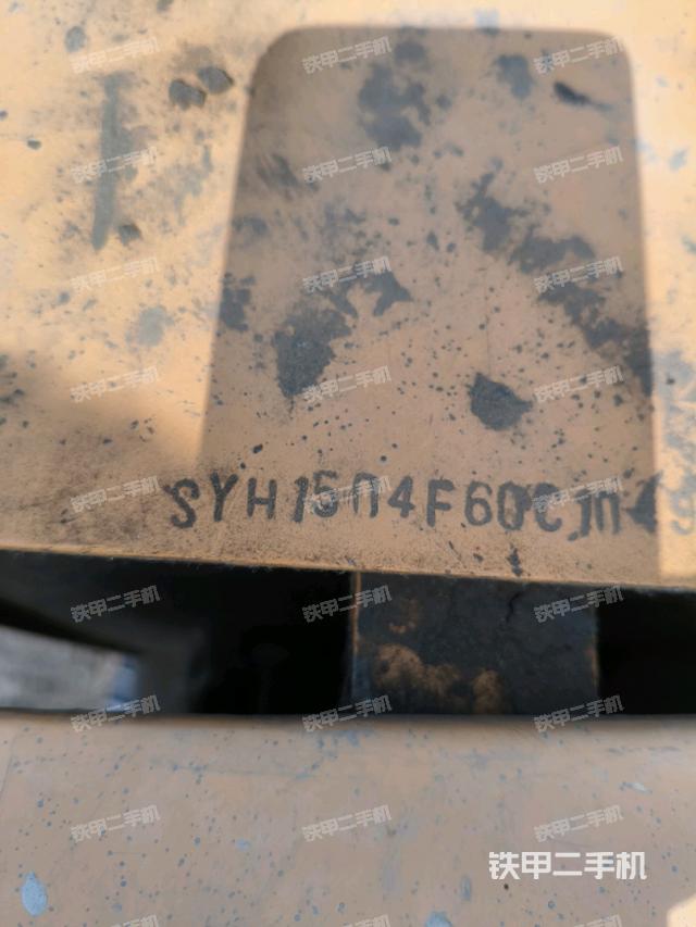 駕駛室頂部(整機(jī)外觀) 駕駛室頂部(整機(jī)外觀)