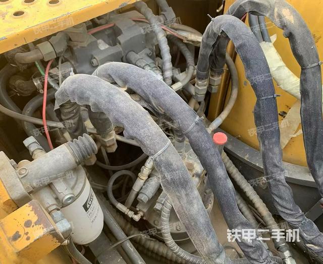 回轉馬達和主控閥(整機外觀) 回轉馬達和主控閥(整機外觀)