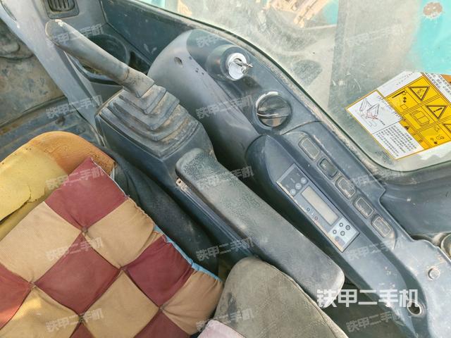 座椅右側控制臺/鑰匙門/油門/含右手柄(駕駛室部分) 座椅右側控制臺/鑰匙門/油門/含右手柄(駕駛室部分)