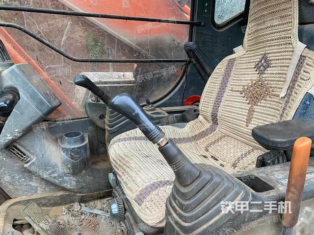駕駛室整體(整機(jī)外觀) 駕駛室整體(整機(jī)外觀)