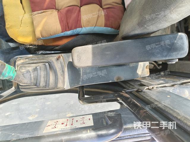 座椅左側控制臺/音響/含左手柄(駕駛室部分) 座椅左側控制臺/音響/含左手柄(駕駛室部分)