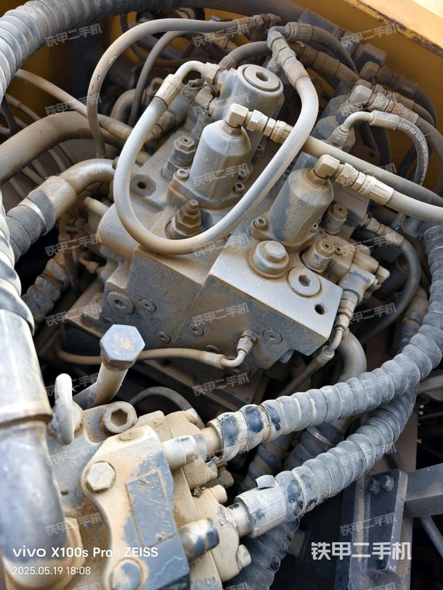 回轉(zhuǎn)馬達(dá)和主控閥（整機(jī)外觀）