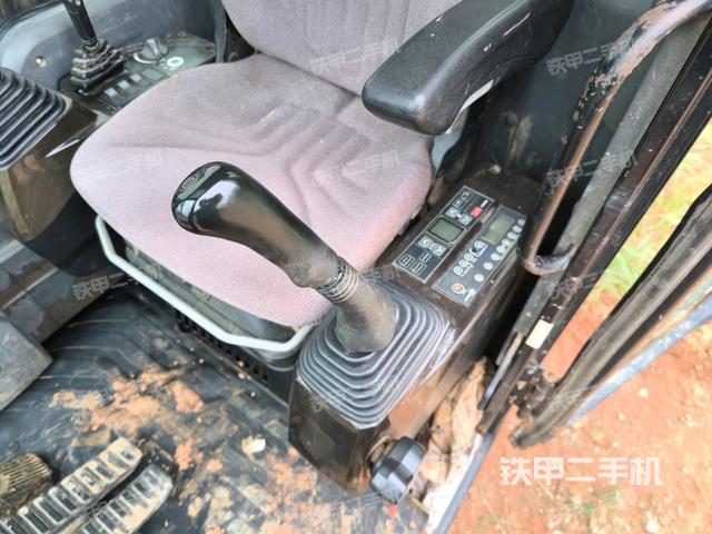 座椅左侧控制台/音响/含左手柄(驾驶室部分) 座椅左侧控制台/音响/含左手柄(驾驶室部分)