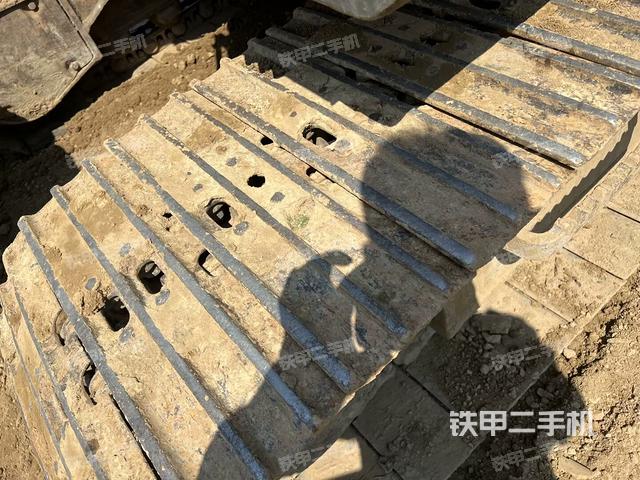 單側(cè)履帶整體(整機(jī)外觀) 單側(cè)履帶整體(整機(jī)外觀)