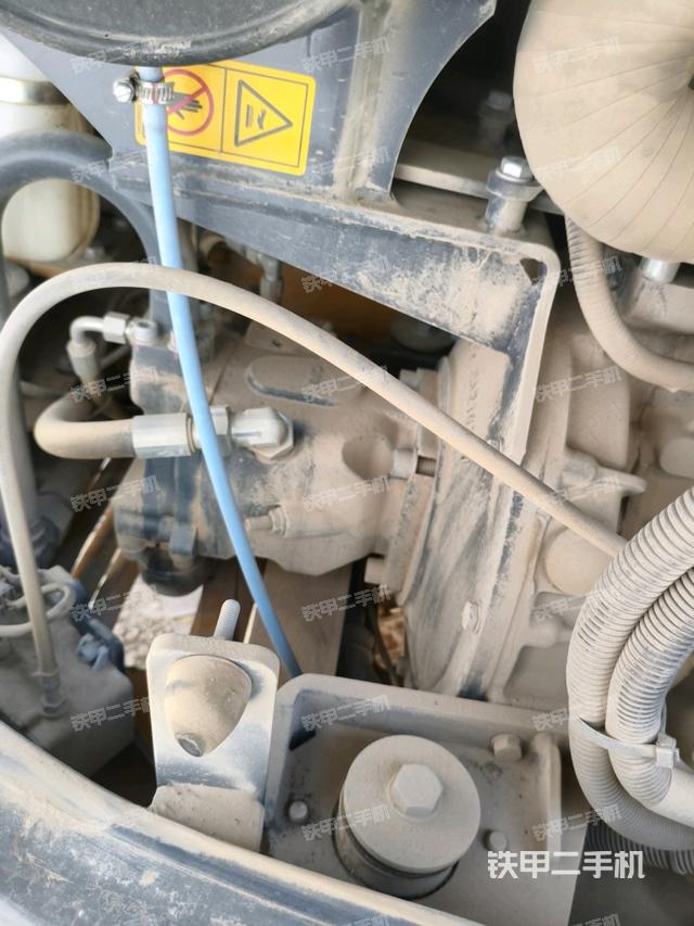 液壓泵艙室正面整體(整機外觀) 液壓泵艙室正面整體(整機外觀)