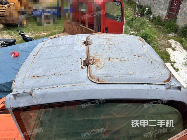 驾驶室顶部(整机外观) 驾驶室顶部(整机外观)