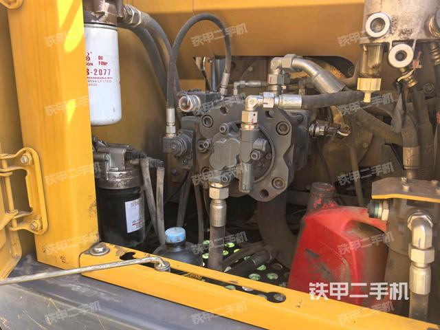 液壓泵艙室正面整體(整機外觀) 液壓泵艙室正面整體(整機外觀)