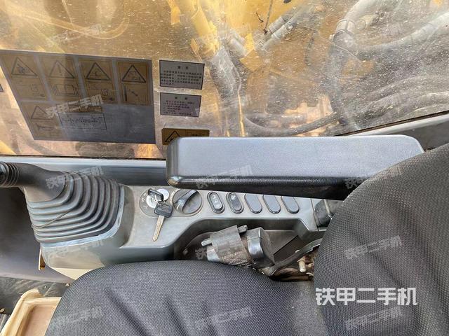 座椅左侧控制台/音响/含左手柄(驾驶室部分) 座椅左侧控制台/音响/含左手柄(驾驶室部分)