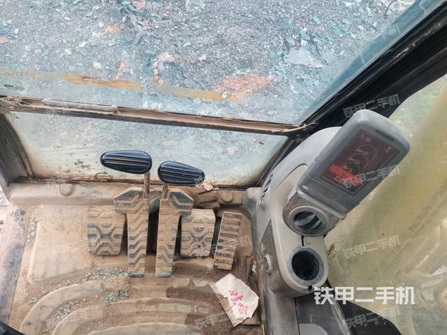 行走控制手柄和踏板?俯拍(駕駛室部分) 行走控制手柄和踏板?俯拍(駕駛室部分)