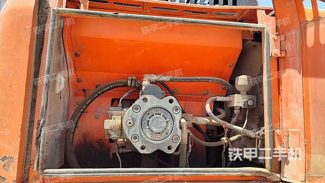 液壓泵艙室正面整體(整機外觀) 液壓泵艙室正面整體(整機外觀)