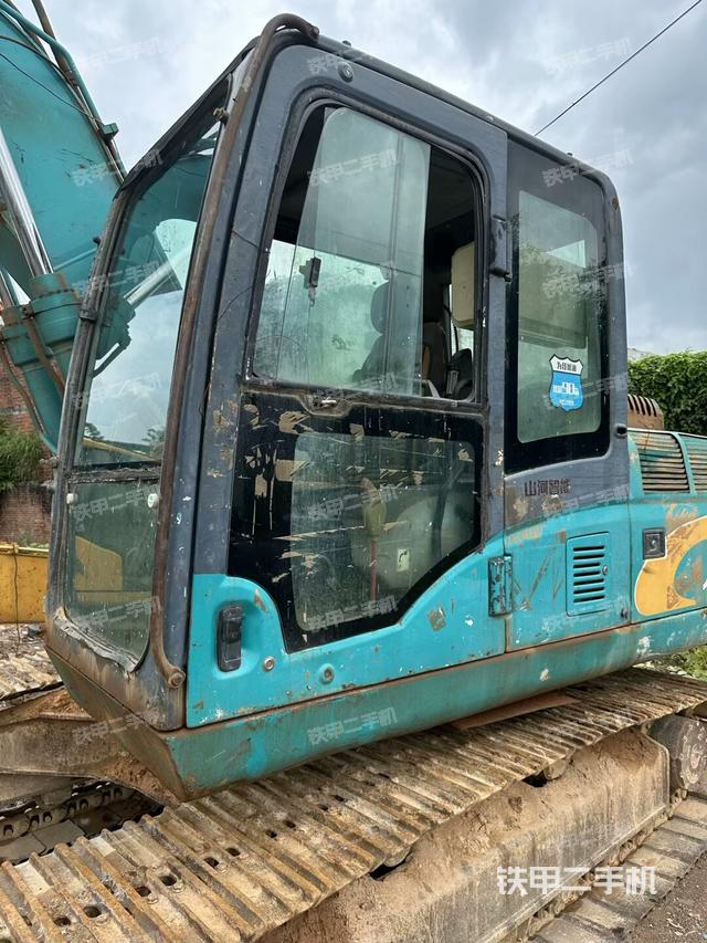 驾驶室顶部（整机外观）