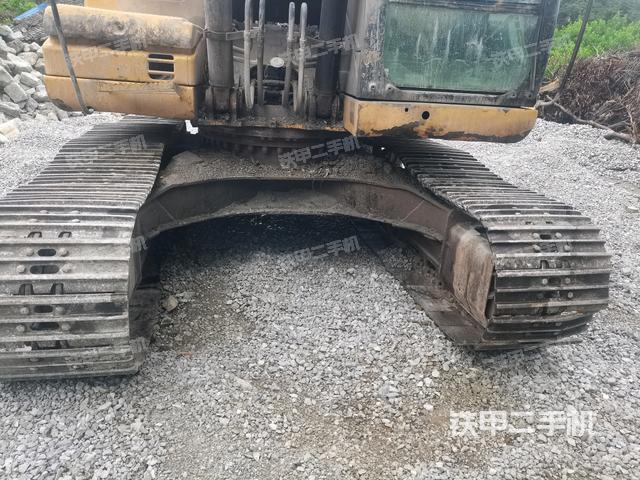 轉(zhuǎn)盤和下車架正前(工作和回轉(zhuǎn)裝置) 轉(zhuǎn)盤和下車架正前(工作和回轉(zhuǎn)裝置)