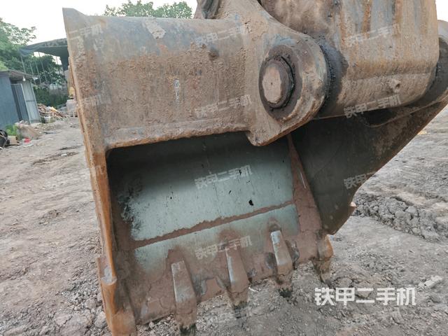 铲斗右后整体(工作和回转装置) 铲斗右后整体(工作和回转装置)