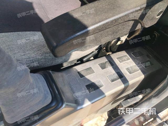 座椅左侧控制台/音响/含左手柄（驾驶室部分）