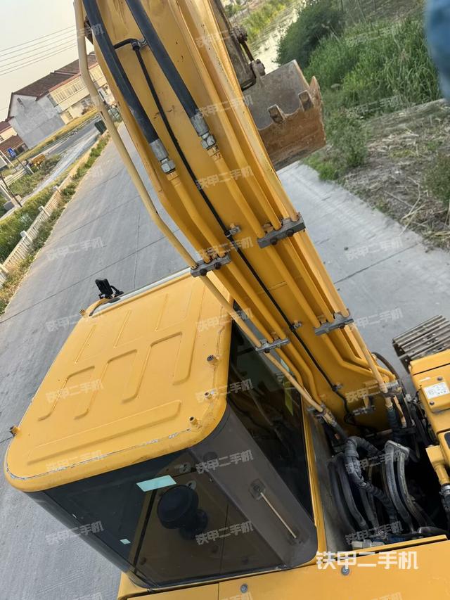 駕駛室頂部(整機(jī)外觀) 駕駛室頂部(整機(jī)外觀)