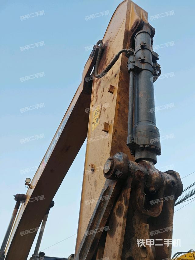 小臂整体右前(工作和回转装置) 小臂整体右前(工作和回转装置)